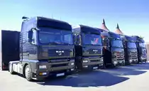 die Zugmaschinen vom Zirkus Horrors in Reih und Glied, Neuer Meßplatz in Freiburg, April 2022