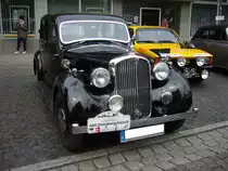 Rover P2  Ten  aus dem Jahr 1946. Das Modell  Ten  brachte Rover bereits im Jahr 1934 auf den Markt. Kriegsbedingt wurde die Produktion 1940 eingestellt. Der  10  war Teil der Rover P2-Baureihe, zusammen mit den Modellen Rover 12, Rover 14, Rover 16 und Rover 20. Im Herbst 1945 lief die Produktion dieses Modelles mit leichten Modifizierungen wieder an. So wurden z.B. die ersten beiden Gänge des Getriebes synchronisiert. Da das Stammwerk in Coventry im November 1940 durch einen Bombenangriff schwer beschädigt wurde lief die Nachkriegsproduktion im neuen Werk Solihull wieder an. Der Preis für eine solche Limousine lag 1945 bei 275,00 Pfund. Um den Exportabsatz zu erhöhen wurde das Modell ab dem Modelljahr 1947 auch mit Linkslenkung produziert. Der Vierzylinderreihenmotor hat einen Hubraum von 1389 cm³ und leistet 43 PS. Oldtimertreffen des AMC Essen-Kettwig am 01.05.2022.