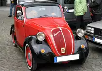 Fiat 500A  Topolino  aus dem Jahr 1936. Was für Deutschland der VW Käfer, für Grossbritanien der Austin Seven oder Morris Minor und für die USA das Model T von Ford, war für Italien der Fiat 500  Topolino . Das Modell erschien im Jahr 1936 und war das Werk des genialen Dante Giacosa (*1905 +1996). Das Modell wurde bis 1955 in drei Serien produziert. Der Vierzylinderreihenmotor hat einen Hubraum von 569 cm³ und leistet 14 PS. Das Modell wurde von Simca, als Modell Cinq, für den französischen Markt und von Steyr-Fiat für den österreichischen Markt in Lizenz gebaut. Oldtimertreffen des AMC Essen-Kettwig am 01.05.2022.