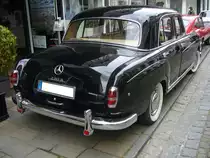 Heckansicht einer Mercedes Benz W180 II 220S Limousine. Oldtimertreffen des AMC Essen-Kettwig am 01.05.2022.