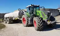 =Fendt Vario 826 eines Rhöner Selbstvermarkters mit FLIEGL-Güllefaß, 03-2022