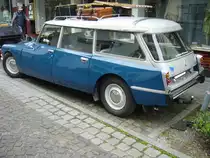 Profilansicht eines Citroen ID 20 Break der Modelljahre 1968 und 1969. Die ID-Modelle waren im Vergleich zur DS spartanischer ausgestattet. Das betraf das äußere des Wagens, genauso wie das Interieur. Der Vierzylinderreihenmotor hat einen Hubraum von 1985 cm³ und leistet 90 PS. Oldtimertreffen des AMC Essen-Kettwig am 01.05.2022.