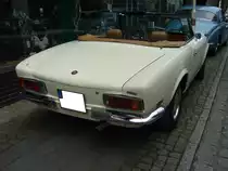 Heckansicht eines Fiat 124 Spider in der USA-Ausführung. Oldtimertreffen des AMC Essen-Kettwig am 01.05.2022.