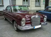 Mercedes Benz W111 III 250 SE Coupe im Farbton karminrot, gebaut in den Jahren von 1965 bis 1967. Von diesem Modell setzte Mercedes Benz während der dreijährigen Produktionszeit genau 6213 Fahrzeuge ab. Der Sechszylinderreihenmotor hat einen Hubraum von 2496 cm³ und leistet 150 PS. Die Höchstgeschwindigkeit wurde mit 193 km/h angegeben. Dann verarbeitete die Sechsstempeleinspritzpumpe von Bosch aber auch 15,5 Liter Superbenzin auf 100 Kilometer. Oldtimertreffen des AMC Essen-Kettwig am 01.05.2022.