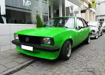 Ein optisch und technisch modifizierter Opel Ascona B in der Karosserieversion zweitürige Limousine im Farbton signalgrün. Der glattflächige Ascona B wurde auf der IAA des Jahres 1975 vorgestellt. Er war als zwei- und viertürige Limousine lieferbar. Das Modell war mit etlichen Motorisierungen, sogar einem Dieselmotor, lieferbar. 1981 wurde die Produktion zu Gunsten des Nachfolgers Ascona C eingestellt. Oldtimertreffen des AMC Essen-Kettwig am 01.05.2022.