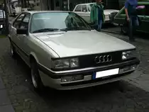 Audi Coupe der zweiten Serie, wie es von 1984 bis 1987 produziert wurde. Im März 1980 wurde die  Fahrmaschine  Audi Quattro vorgestellt. Im September 1980 folgte das ähnlich aussehende Coupe, ohne jedoch auf Allradtechnik zurück greifen zu können. Im September 1984 erfolgte ein  Facelift , äußerlich erkennbar am leicht schräg gestellten Kühlergrill und den rechteckigen Frontscheinwerfern. Ein solches Coupe war 1984 ab DM 24.340,00 zu haben. Der Kunde konnte zwischen einem Vierzylinderreihenmotor mit einem Hubraum von 1781 cm³ und Leistungen von 75 PS oder 90 PS, oder einem Fünfzylinderreihenmotor mit einem Hubraum von 1921 cm³ und einer Leistung von 115 PS wählen. Oldtimertreffen des AMC Essen-Kettwig am 01.05.2022.