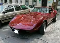 Chevrolet Corvette C3 Targa aus dem Modelljahr 1976. Der Basispreis für eine Corvette lag in diesem Jahr bei US$ 8647,65. Angetrieben wird die Corvette des Modelljahres 1976 von einem V8-Motor, der aus einem Hubraum von 5733 cm³ entweder 185 PS oder 225 PS leistet. Oldtimertreffen des AMC Essen-Kettwig am 01.05.2022.