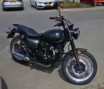  Kawasaki W 800, nahe dem Straßenrand aufgenommen. 05.2022