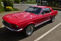 Ford Mustang steht allein auf einem Parkplatz. 05.2022