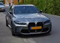 BMW M4 Coupé, stand am Straßenrand. 05.2022

