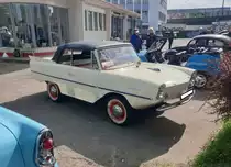 Amphicar 770, gebaut in den Jahren von 1961 bis 1968 in Lübeck und Berlin. Der  770  war eine Konstruktion des Schwimmwagenpionieres Hanns Trippel (*1908 +2001) aus Groß-Umstadt im Odenwald. Der Motor im Amphicar 770 stammt vom englischen Triumph Herald 1200. Der Vierzylinderreihenmotor leistet 38,3 PS aus einem Hubraum von 1.147 cm³. Es sollen ca. 3000 Amphicar 770 produziert worden sein, die zum größten Teil in die USA exportiert worden sind. Oldtimer-Tankstelle Brandshof in Hamburg am 30.04.2022. 