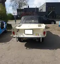 Heckansicht eines Amphicar 770. Oldtimer-Tankstelle Brandshof in Hamburg am 30.04.2022.