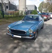 Volvo P 1800 ES, produziert in den Jahren 1972 und 1973 im Volvo-Stammwerk Lundby bei Göteborg. Im Volksmund machte sich, aufgrund der gläsernen Heckklappe des Wagens, schnell der Begriff  Schneewittchensarg  breit. Der Vierzylinderreihenmotor hat einen Hubraum von 1986 cm³ und leistet 125 PS. Die Höchstgeschwindigkeit wurde mit ca. 190 km/h angegeben. Die meisten der ca. 8.100 hergestellten P 1800 ES Modelle wurden in die USA exportiert. Der abgelichtete Volvo stammt ist im Farbton ljusbla lackiert. Oldtimer-Tankstelle Brandshof in Hamburg am 30.04.2022.