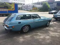 Profilansicht eines Volvo P 1800 ES im Farbton ljusbla. Oldtimer-Tankstelle Brandshof in Hamburg am 30.04.2022.