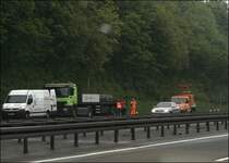 Zu den Aufgaben der Autobahnmeisterei bzw. der Straenwrter gehrt auch das absichern von Unfall- bzw. Gefahrenstellen. Diesem Stahltransporter ist beim Auflieger der Mittlere Reifen auf der Fahrerseite geplatzt...