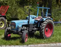 Auch dieser Eicher Traktor war Teilnehmer der Rundfahrt, gesehen am Versorgungspunkt nahe der Staumauer von Esch Sauer. 09.05.2022
