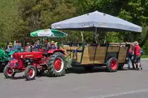 Mc Cormik mit Hänger, am Versorgungspunkt der Traktor Oldtimerfreunde nahe der Staumauer bei Esch Sauer. Bei dem gemütlichen Tempo dieser Traktoren können die Mitfahrer die Landschaft während der Rundfahrt genießen. 09.05.2022