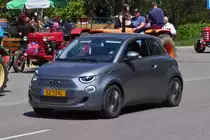 Fiat 500e fährt am Versorgungspunkt, der Traktor Oldtimerfreunde nahe der Staumauer bei Esch Sauer vorbei. 09.05.2022