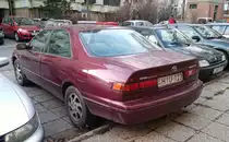 Rückansicht: Toyota Camry XV20 fünfte Generation in der Farbe Red Mica. Foto: Januar 2021.
