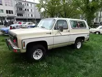 Chevrolet C10  Bonanza  aus dem Jahr 1977 mit Campingaufsatz für die Ladefläche. Oldtimertreffen des AMC Essen-Kettwig am 01.05.2022.
