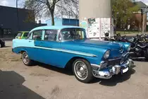 Chevrolet Series 2400C Bel Air Sedan des Modelljahres 1956. Von dieser Ausstattungs- und Karosserieversion verkaufte Chevrolet im Jahr 1956 269.798 Fahrzeuge. Der Grundpreis dieses Modelles betrug US$ 2068,00. Motorisiert ist dieses, in der Farbkombination harbor blue/nassau blue lackierte Auto, mit einem V8-Motor der aus einem Hubraum von 4342 cm³ 162 PS leistet. Oldtimer-Tankstelle Brandshof in Hamburg am 30.04.2022.
