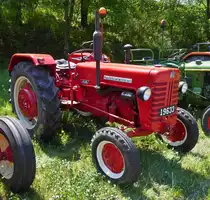 McCormick 439, aufgenommen bei der Oldtimertraktoren Rundfahrt beim Versorgungspunkt nahe der Staumauer von Esch Sauer. 09.05.2022