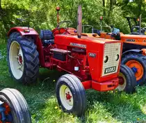McCormick 624, steht beim Versorgungspunkt für die Teilnehmer der Rundfahrt, nahe der Staumauer nahe Esch Sauer. 09.05.2022