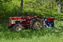 McCormick 453, mit Strom Aggregat zur Energieversorgung des Versorgungspunktes für die Teilnehmer der Rundfahrt, nahe der Staumauer nahe Esch Sauer. 09.05.2022