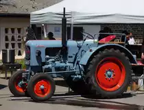 Eicher Traktor, beim Versorgungspunkt für die Teilnehmer der Rundfahrt, nahe der Staumauer nahe Esch Sauer aufgenommen. 09.05.2022