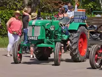Güldner Traktor, beim Versorgungspunkt für die Teilnehmer der Rundfahrt, nahe der Staumauer nahe Esch Sauer aufgenommen, die Mitfahrer warten scheinbar auf den Fahrer sodass es endlich weitergeht zum nächsten Versorgungspunkt. 09.05.2022