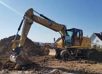 =CAT M 318 der Firma RÖLL-Bau eingesetzt auf einer Baustelle in Petersberg-Marbach im März 2022