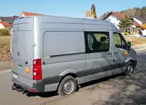 =VW Crafter der Firma RÖLL-Bau steht auf einer Baustelle in Petersberg-Marbach im März 2022