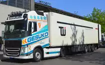 GESUKO Logistik GmbH mit einem Kühlthermo-Sattelzug mit VOLVO FH Zugmaschine am 09.05.22 Bahnhof Zool. Garten Berlin.