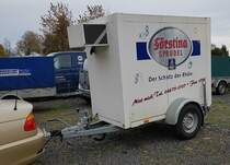 =Kühlanhänger als Werbeträger für FÖRSTINA-Sprudel steht bei der Bulldogmesse in Alsfeld, 10-2021