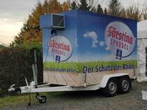 =Kühlanhänger als Werbeträger für FÖRSTINA-Sprudel steht bei der Bulldogmesse in Alsfeld, 10-2021