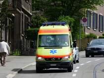 Rettungswagen Mercedes 316 CDI  ZH 337213 unterwegs in der Stadt Zrich am 26.04.2009