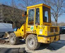 =Zettelmeyer steht am Würzburger Mainufer, 03-2022