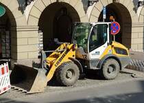 =Liebherr 506 steht auf einer Baustelle in der Würzburger Innenstadt, 03-2022