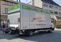 =MAN von PFANNEN-JOSCHI steht im März 2022 auf dem Marktplatz in Würzburg