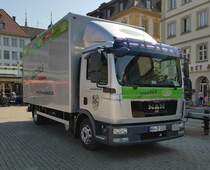 =MAN von PFANNEN-JOSCHI steht im März 2022 auf dem Marktplatz in Würzburg