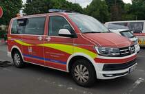 =VW T 6 als Einsatzfahrzeug des Landkreises DARMSTADT - DIEBURG Bereich Brand- und Katastrophenschutz, Rettungsdienst steht anl. vom Internationalen Jugendfeuerwehr-Wettbewerb 2022 in 36100 Petersberg, Mai 2022