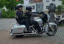 =Harley Davidson steht bereit zur Ausfahrt des Konrad-Zuse-Hotels in Hünfeld, 05-2022