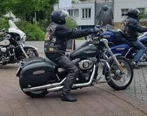 =Harley Davidson steht bereit zur Ausfahrt des Konrad-Zuse-Hotels in Hünfeld, 05-2022