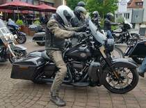 =Harley Davidson steht bereit zur Ausfahrt des Konrad-Zuse-Hotels in Hünfeld, 05-2022
