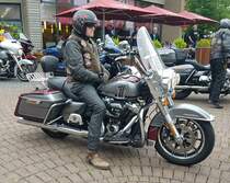 =Harley Davidson steht bereit zur Ausfahrt des Konrad-Zuse-Hotels in Hünfeld, 05-2022