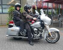 =Harley Davidson steht bereit zur Ausfahrt des Konrad-Zuse-Hotels in Hünfeld, 05-2022