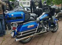 =Harley Davidson steht bereit zur Ausfahrt des Konrad-Zuse-Hotels in Hünfeld, 05-2022