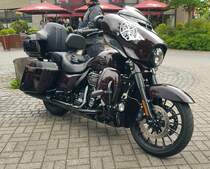 =Harley Davidson steht bereit zur Ausfahrt des Konrad-Zuse-Hotels in Hünfeld, 05-2022