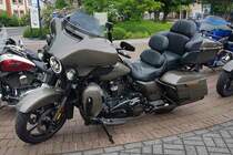 =Harley Davidson steht bereit zur Ausfahrt des Konrad-Zuse-Hotels in Hünfeld, 05-2022