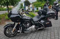 =Harley Davidson steht bereit zur Ausfahrt des Konrad-Zuse-Hotels in Hünfeld, 05-2022